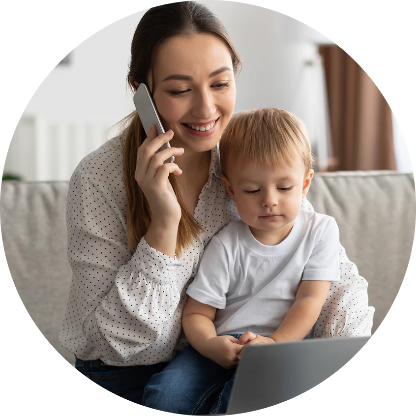 Mama z dzieckiem podczas rozmowy telefonicznej